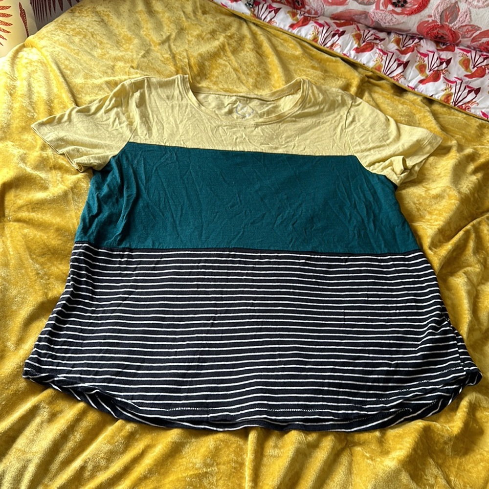 📍FINAL SALE! EUC Striped Colorblock 24/7 Tee from Maurices - Large